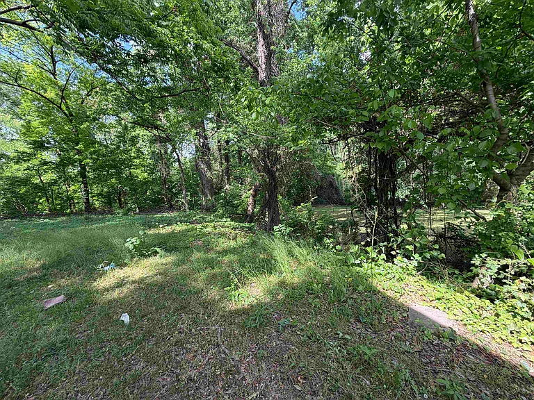 8 E Brooks Rd — Photo 5