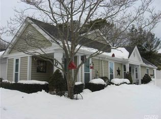 15 Oakdale Ct, Ridge, NY 11961