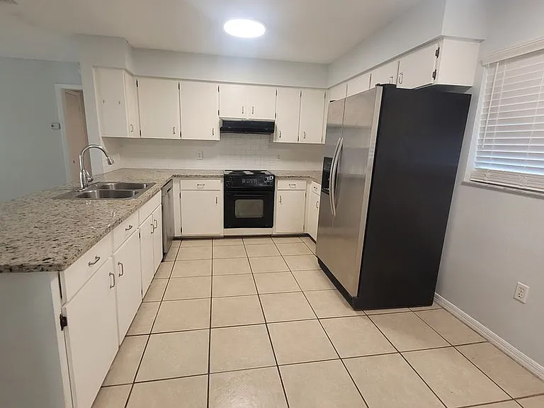 937 Aragon Ave — Photo 8