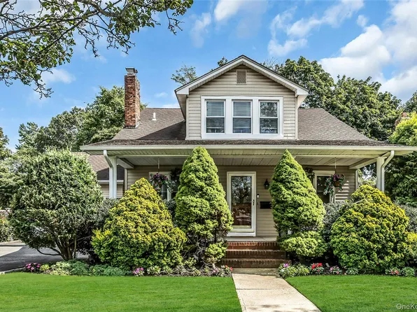 12 Roosevelt Avenue, Malverne, NY 11565