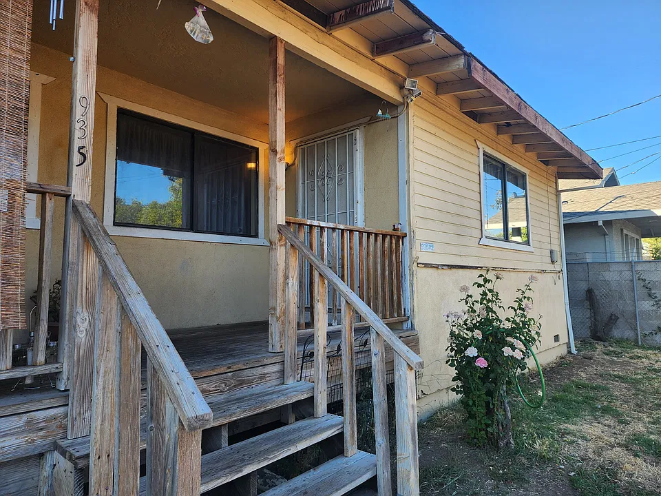 935 Acacia Ave #2