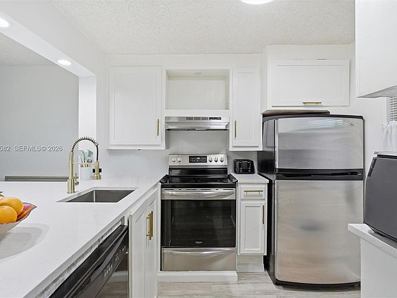 3rd image of 5501 Lakeside Dr APT 204
