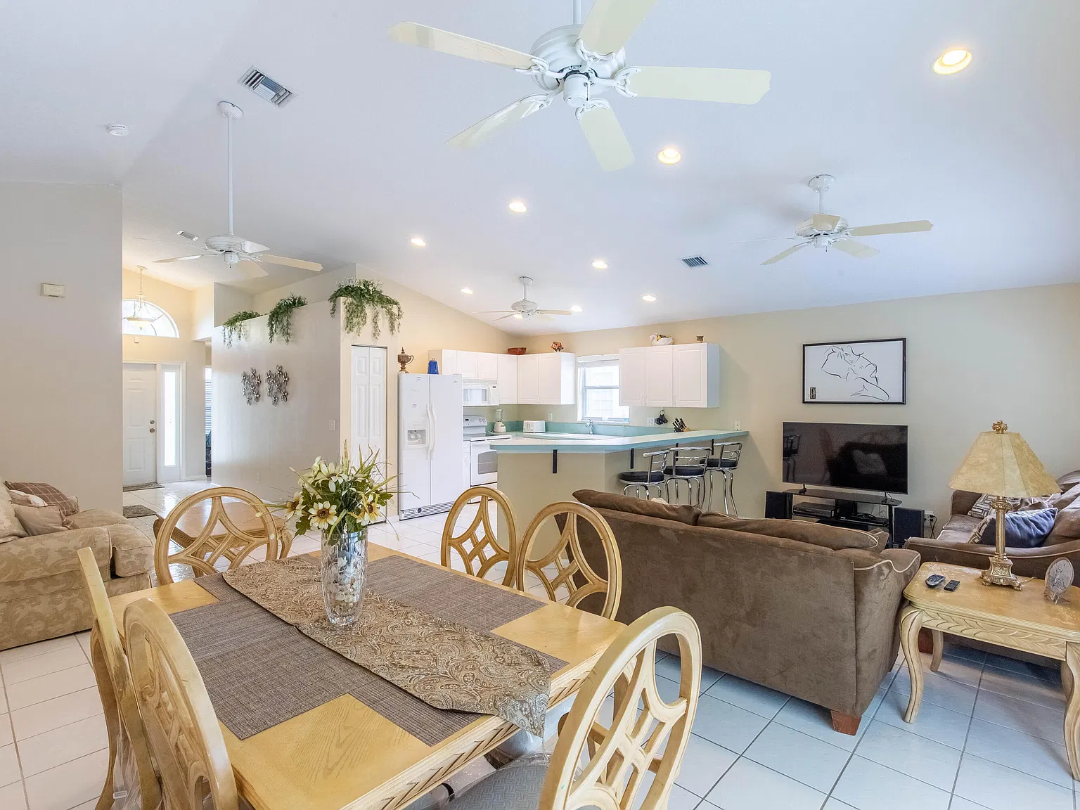 3 bed, 2.0 bath, 1325 sqft, $4,500 — Photo 4