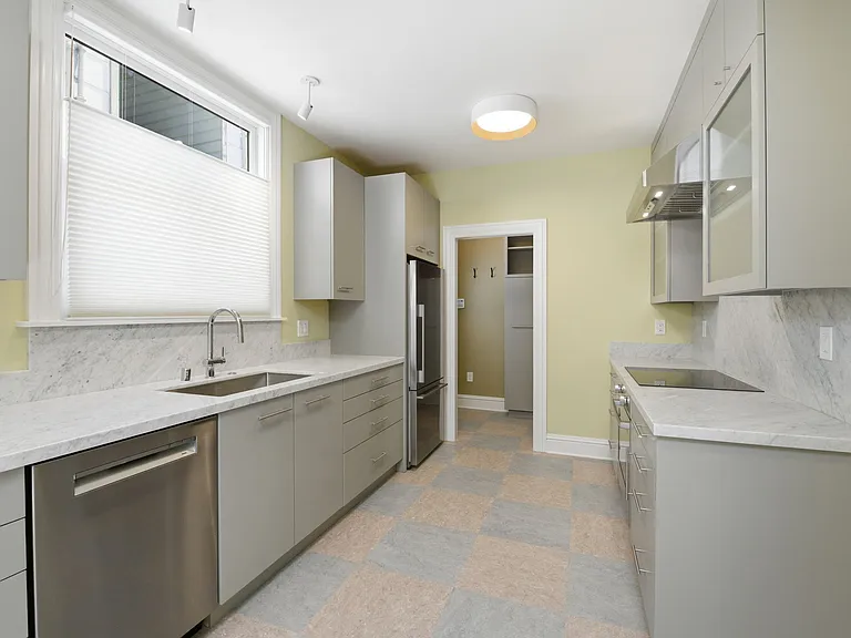 1141 Bay St — Photo 10