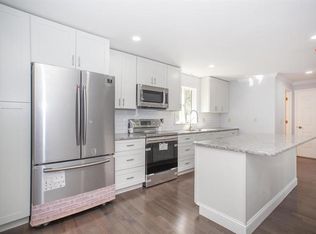 13 Lakeshore Dr, Sturbridge, MA 01518