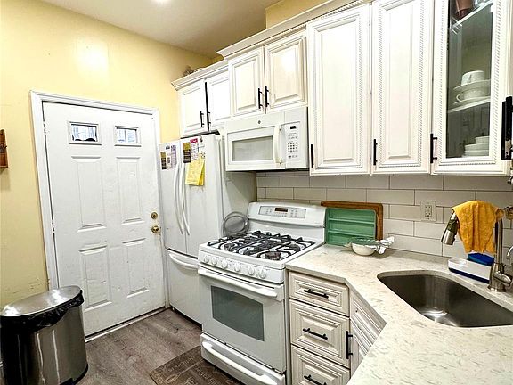 4th image of 1156 Glenmore Avenue