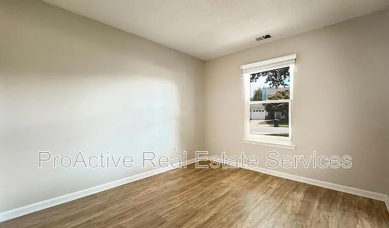5568 Annandale Dr — Photo 16