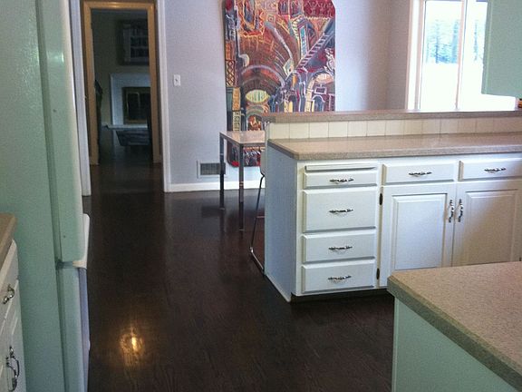 Updated kitchen w EIK & breakfast bar