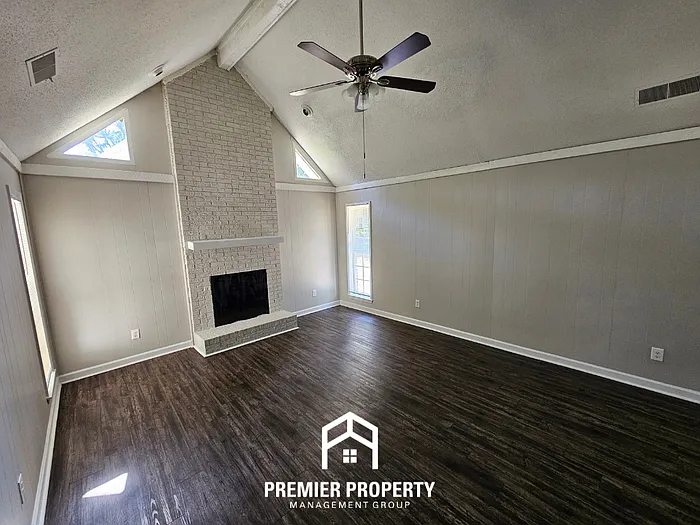 3999 Lacewood Dr — Photo 2