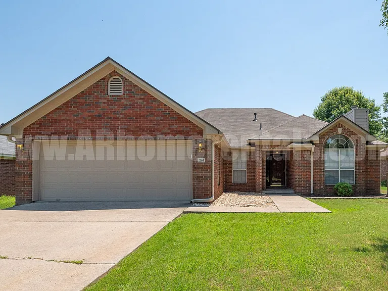 2765 Archer Ln — Photo 2