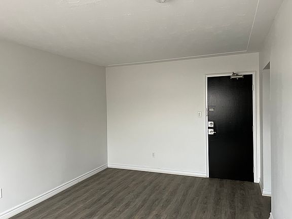 4th image of 21 Stirling Ave S #19