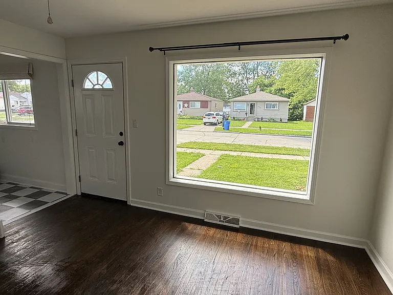 4653 Raymond Ave — Photo 2