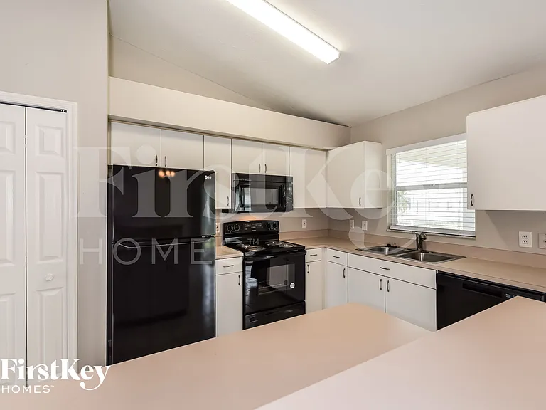 4829 SW 24th Ave — Photo 7