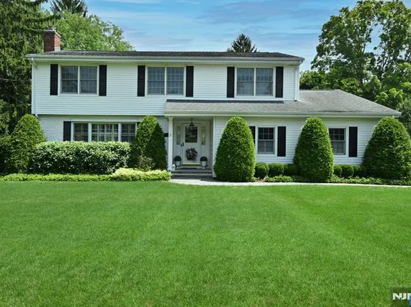 250 Meadowbrook Rd, Wyckoff, NJ 07481
