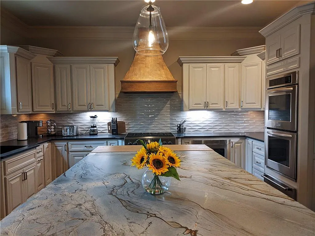 6 bed, 8.0 bath, 5278 sqft, $20,900 — Photo 2