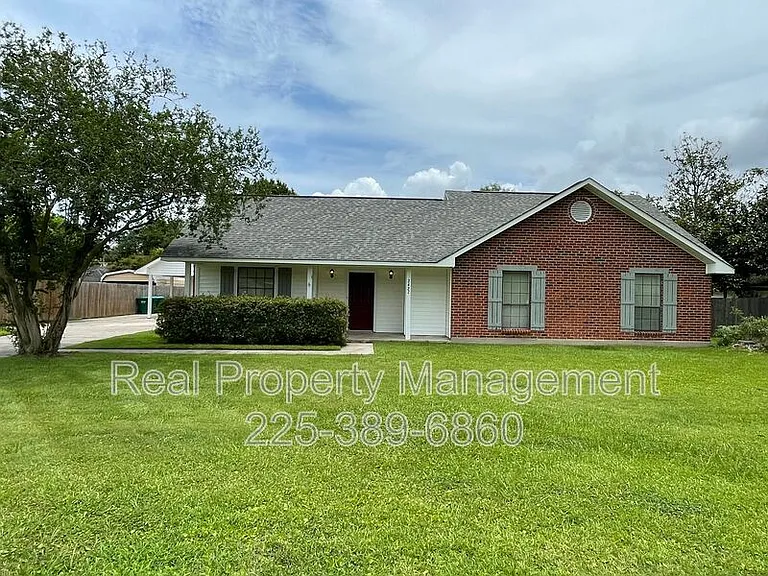 2422 Riverside Dr — Photo 1