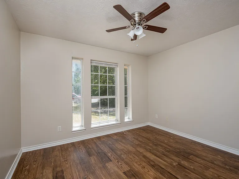 2404 Jaguar Ct — Photo 2