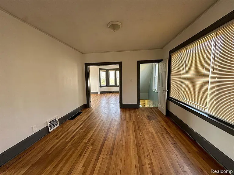 734 Ashland Ave — Photo 4