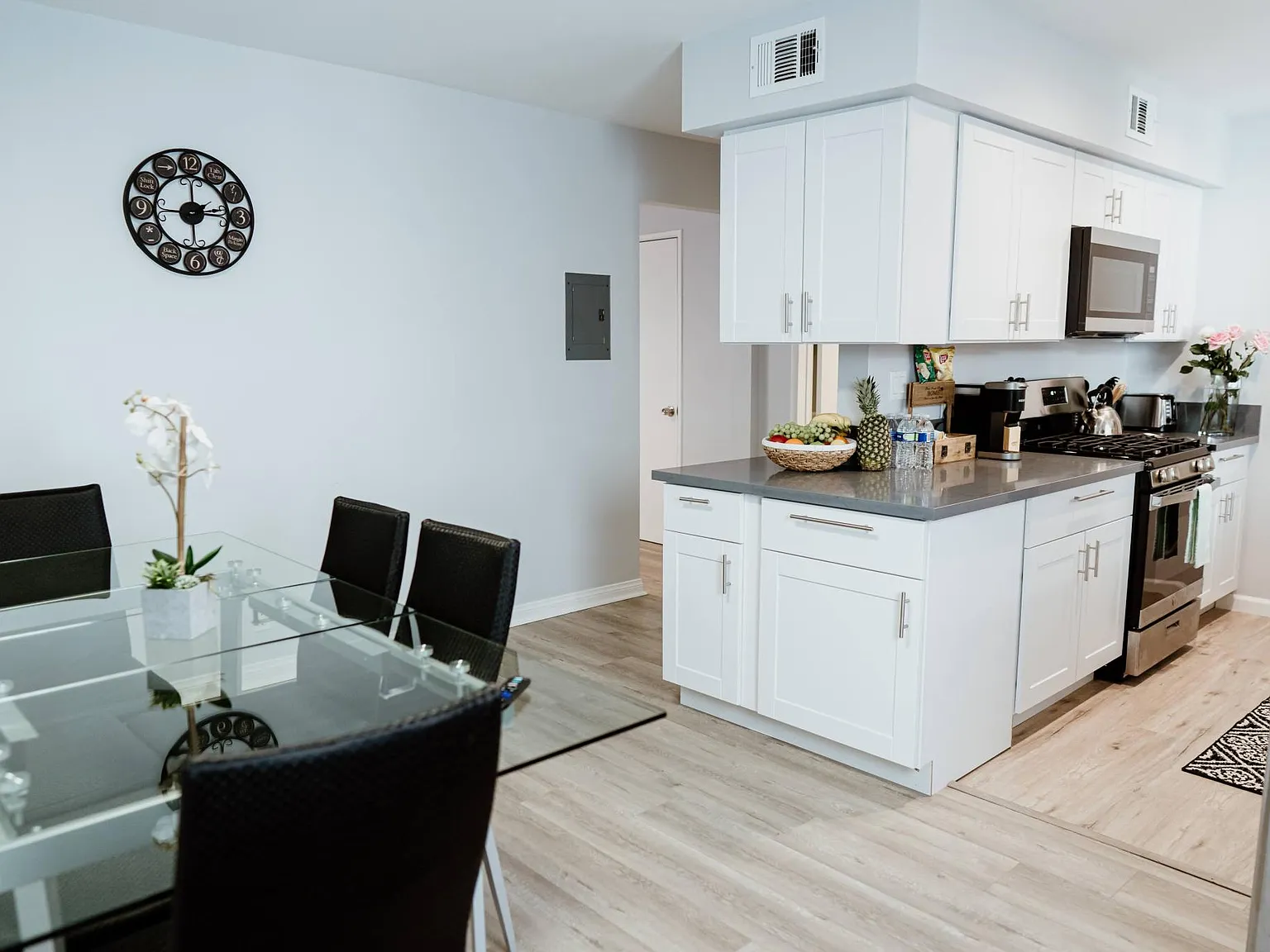 2 bed, 1.5 bath, 1400 sqft, $6,000 — Photo 3