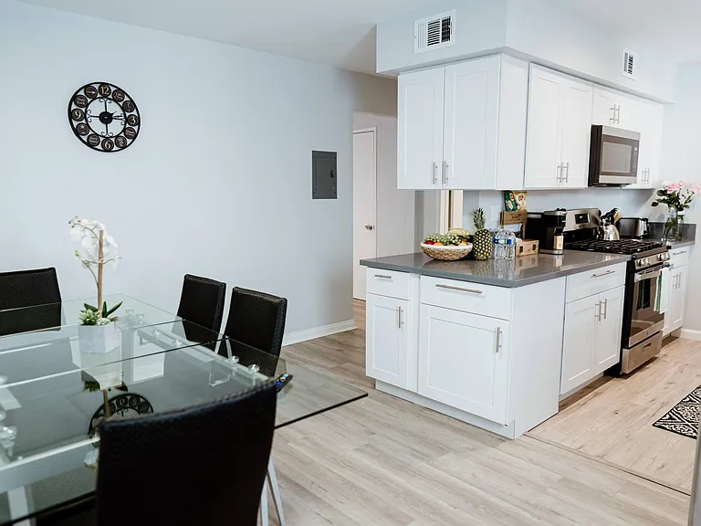 11153 1/2 Morrison St — Photo 3