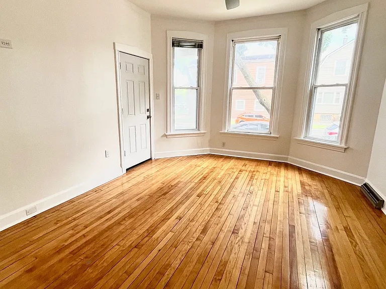 1652 N Avers Ave #1 — Photo 2
