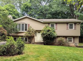 12 N Amundsen Ln, Airmont, NY 10901