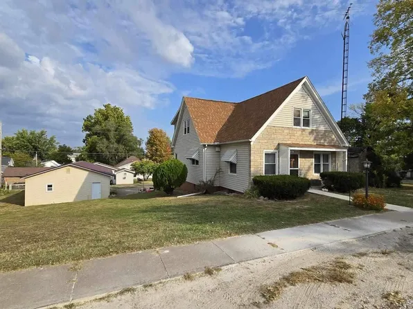 131 W 4th St, Dallas City, IL 62330