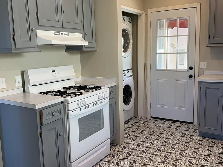 3275 Brockton Ave — Photo 10