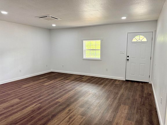 4th image of 308 Oak St