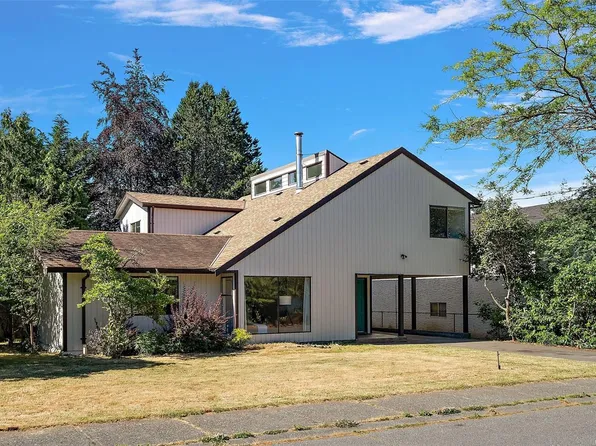 1871 Fairburn Dr, Saanich, BC V8N 5B4