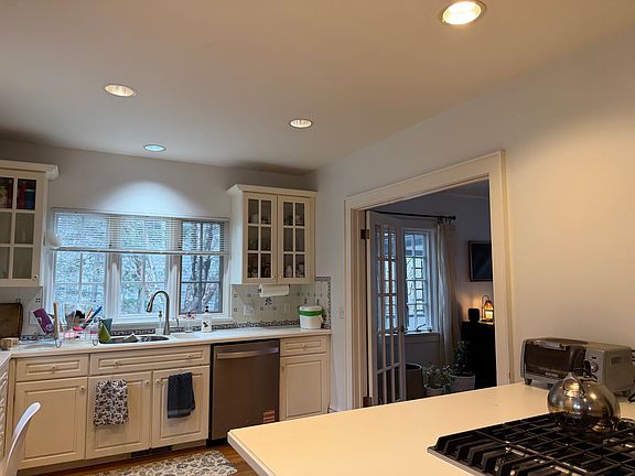 3rd image of 107 Cayuga Park Cir