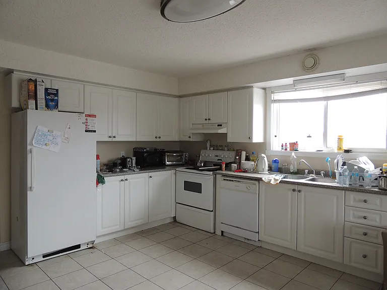 62 University Ave E — Photo 2