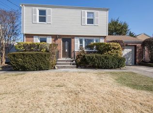 408 Andrews Rd, Mineola, NY 11501