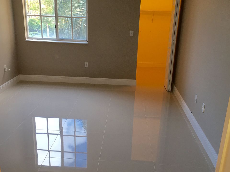 1 BR w/ walk in closet and private bathroom