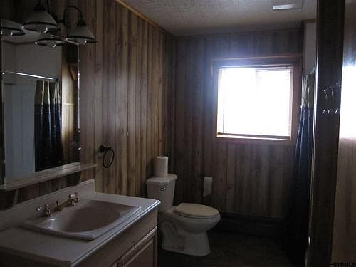 Great sized bathroom - shower w/seat