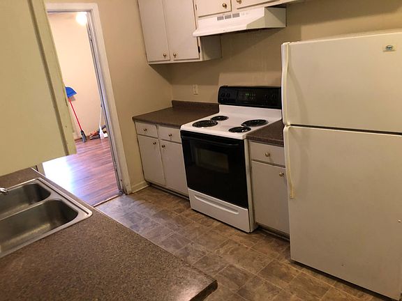2nd image of 124 E Woodcrest Dr