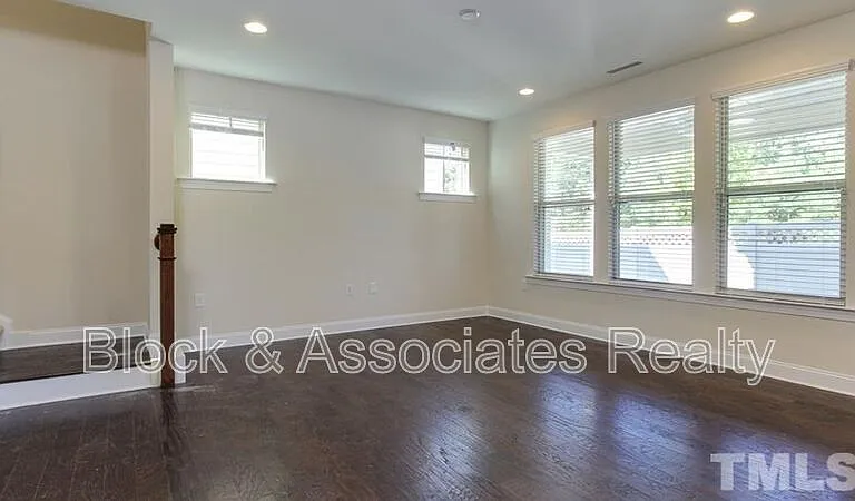 213 Begen St — Photo 10
