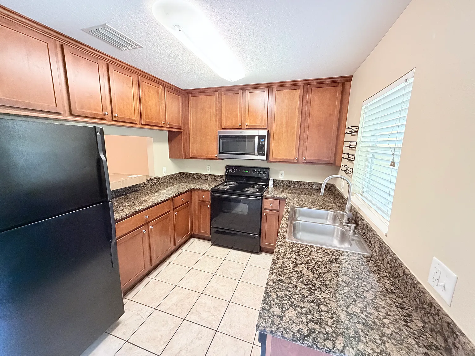 2 bed, 2.5 bath, 1538 sqft, $2,390 — Photo 2