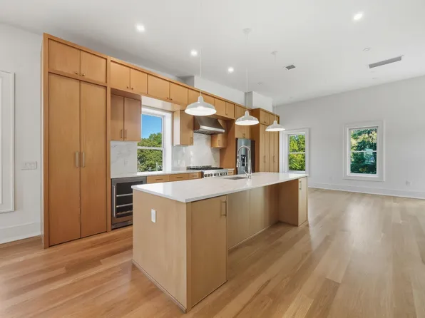 647 Jersey Avenue image 9 of 36