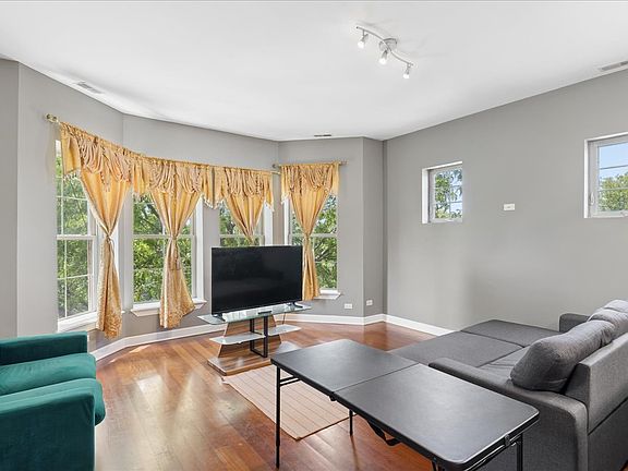 3rd image of 3629 S Giles Ave Unit 4