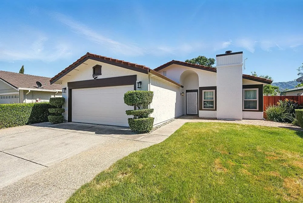 1180 Peterson Dr photo 1