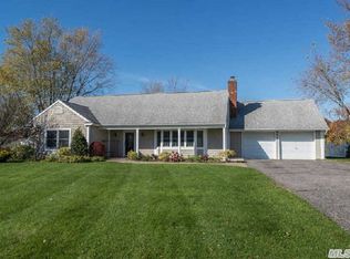9 Thornridge Ln, South Setauket, NY 11720
