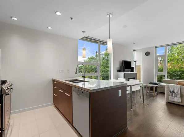 2528 Maple St #302, Vancouver, BC V6J 0B5
