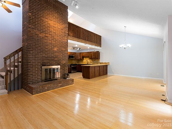 5th image of 302 Woodfield Dr