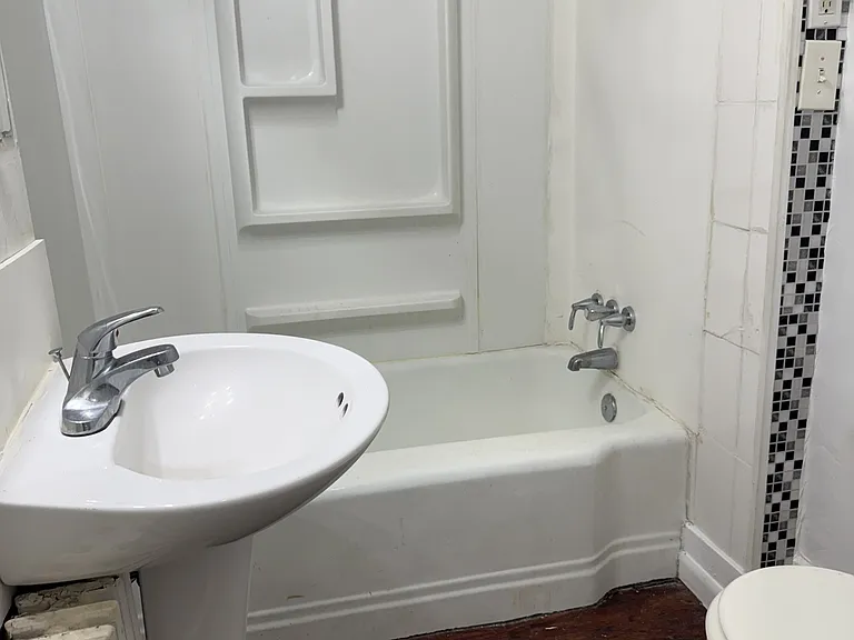 909 N Capitol Ave — Photo 2