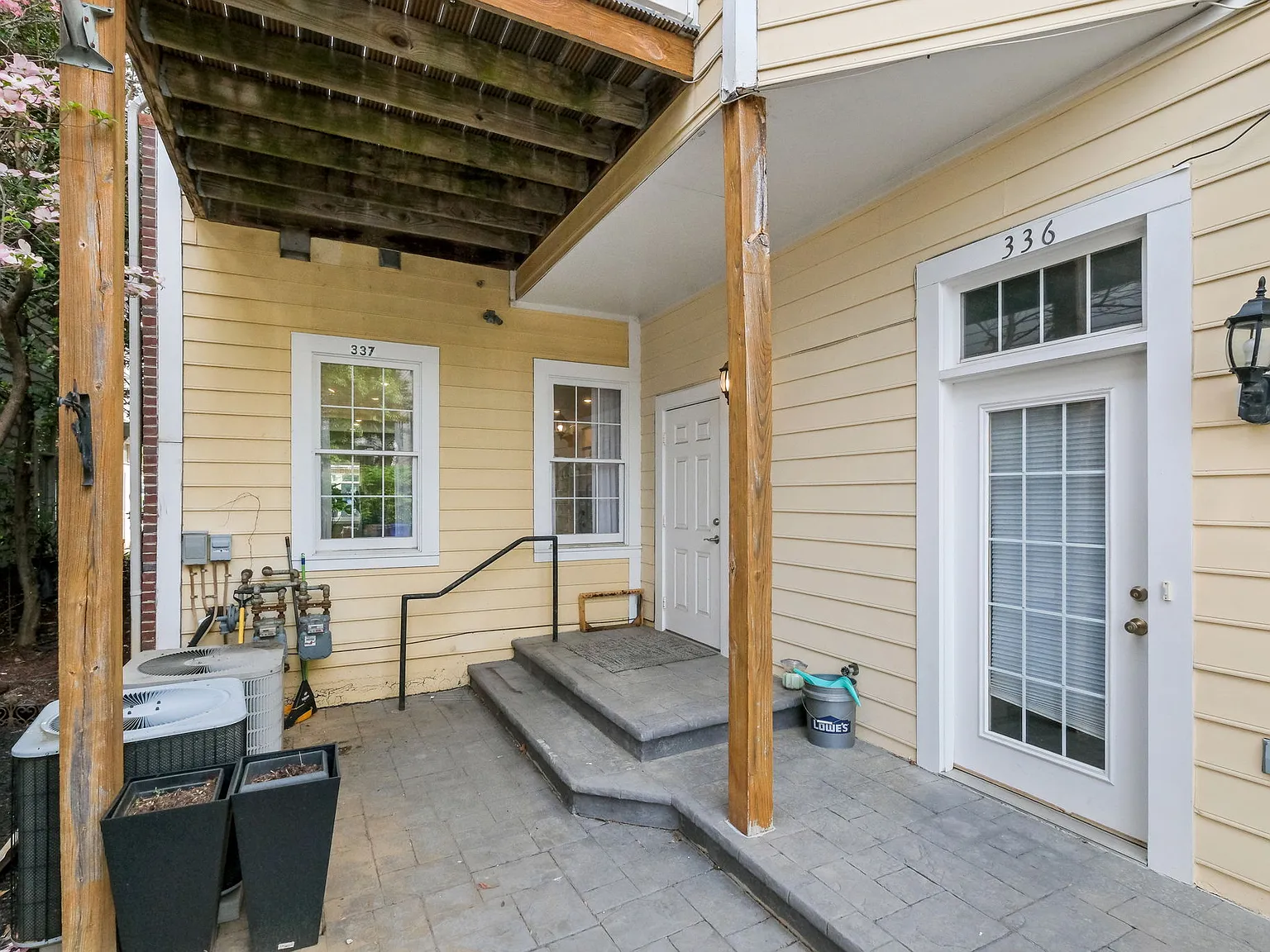 3 bed, 3.5 bath, 2600 sqft, $3,750 — Photo 2
