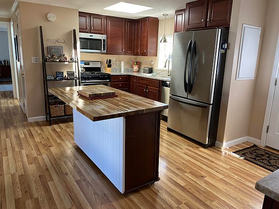 5th image of 104 WHIPPOORWILL Street