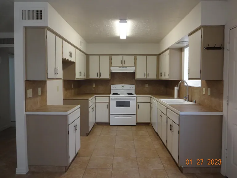 1122 Shorewood Cir — Photo 4