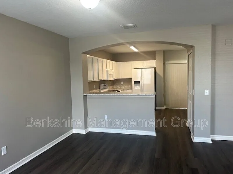 3 bed, 2.5 bath, 1385 sqft, $1,825 — Photo 2