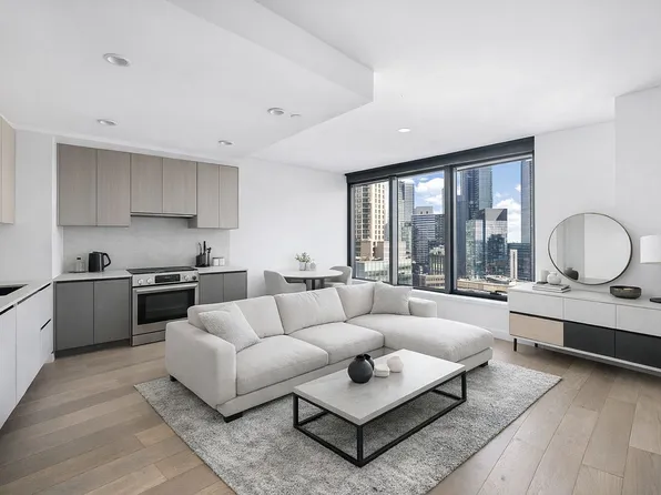 3 Court Sq #2404, Long Island City, NY 11101